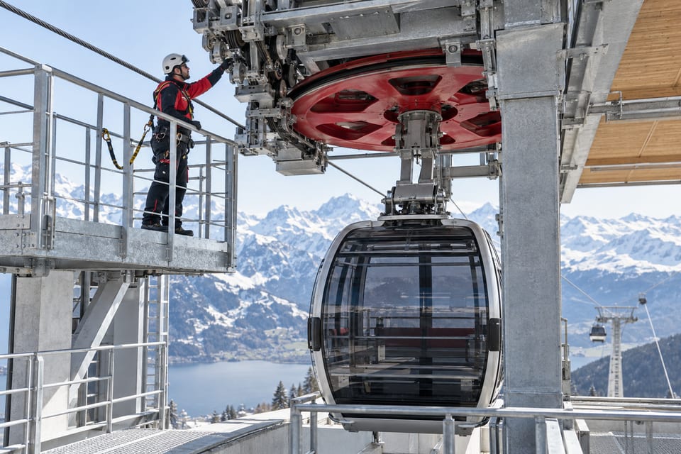 Teleferik istasyonunda kabin ve taşıma altyapısının teknik kontrolü.